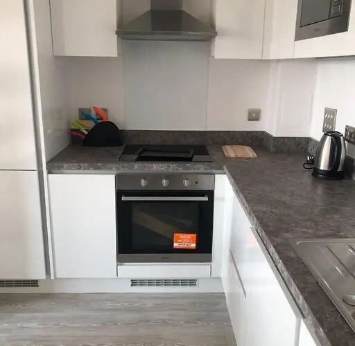 3 Bedroom Apartment Free Parking