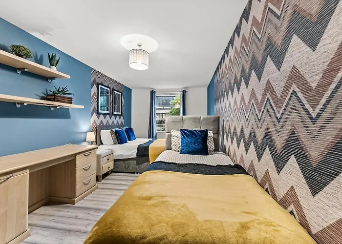 Large Central Manchester Apartment - Sleeps 8