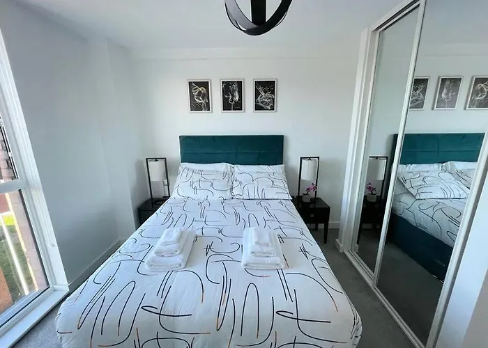 Relaxing 1-Bed Flat In Salford With Street Parking