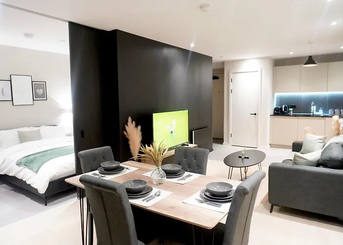Central Manchester Luxury 2 Bed Apartment With Balcony