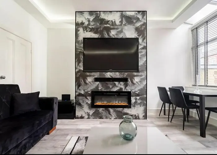 3 Bedroom House With Modern Interior, Close To The Etihad Stadium
