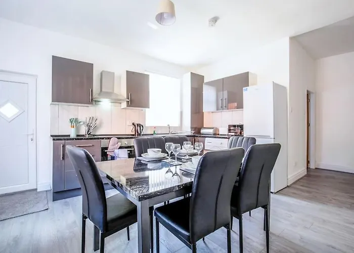 Big New House - 5Bdr Near City