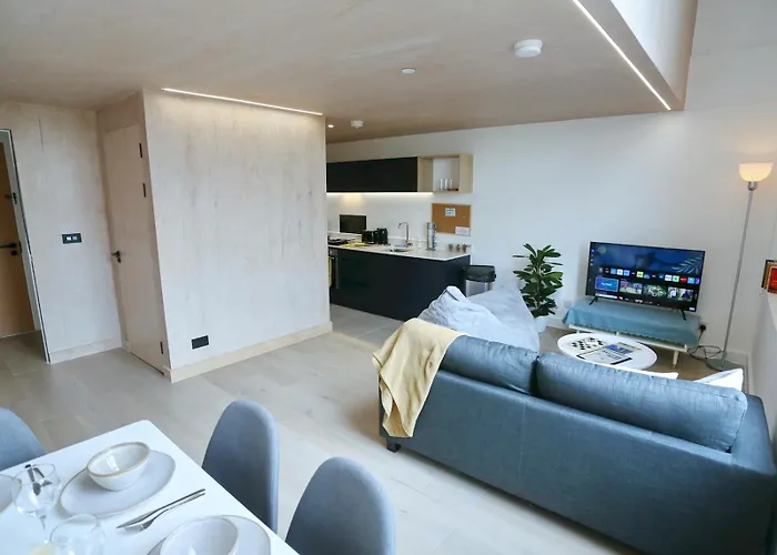 Central Trafford Duplex With Free Parking Pass The Keys