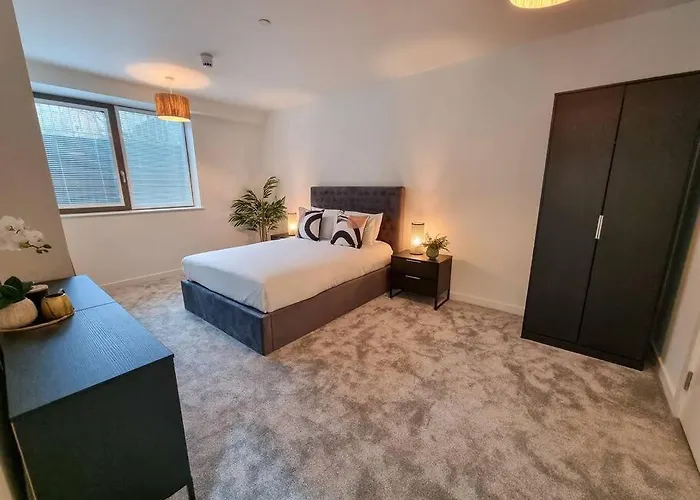 Stunning 4-Bedroom Townhouse With Free Parking