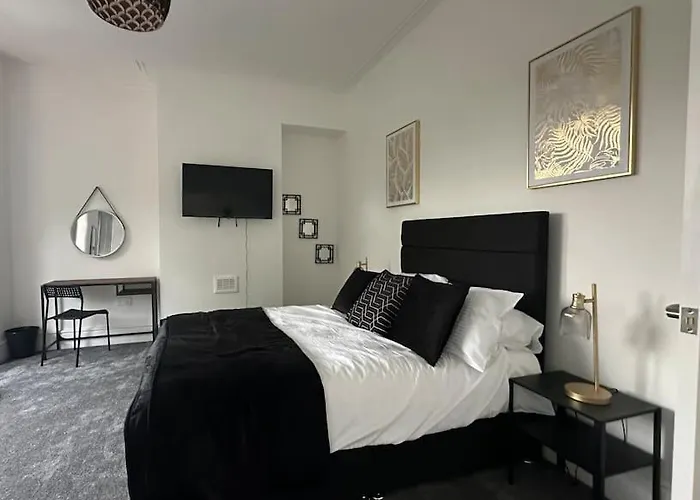 Near Etihad And Coop Live, Free Parking 3 Bed House