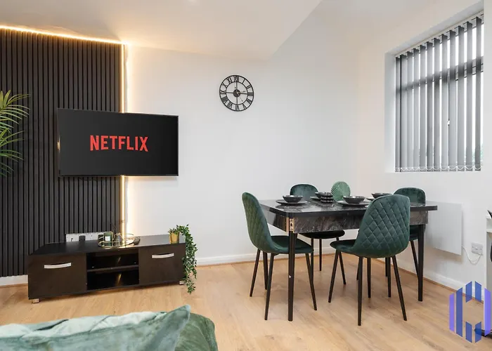 Sophisticated & Stylish Flat Near Manchester Airport - Sleeps 9