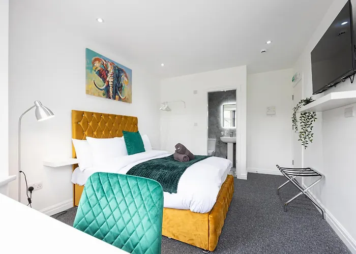 The Kent Luxury House Sleeps 14 Free Parking
