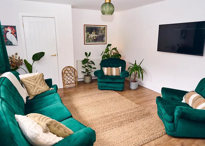 Chic Family Home With Garden Fire Pit & Event Space, Hot Tub
