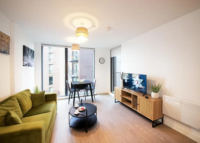 Modern 1-Bed Apartment Near City Centre, Arndale, Spinningfields, Mediacityuk, Old Trafford & Etihad, Sleeps 4, Netflix, Gym, Balcony, Nespresso Machine, Perfect For Long & Short Stays, Leisure, Contractors & Professionals!