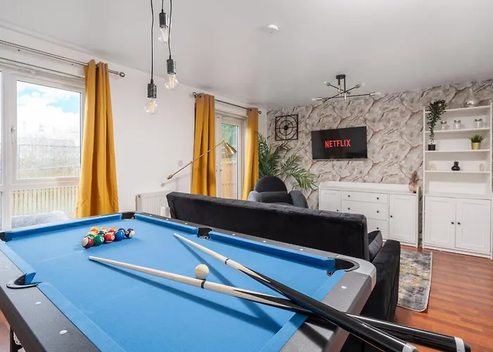 Coop Arena & Etihad - Free Parking - Pool Table