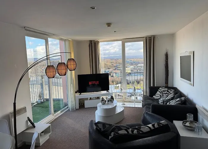 Walking Distance From Etihad And Coop Arena Parking Free