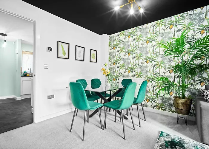 Manchester 2 Bed House With Garden - Sleeps 7 - Salford - Free Parking - 3 Double Beds & 1 Single - Free Netflix & Ultra Fast Wifi - 6 Min To City Centre, Close To Trafford Centre, Etihad Stadium, Manchester Arena, Clubs & More