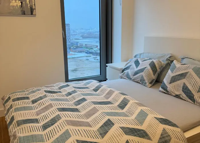 The Urban Escape In Media City - A Private Room And Bathroom In A Shared Apartment