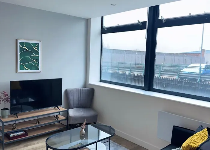 Bright And Modern Apartment Near City Centre With Free Parking,Wifi And Netflix Next To Old Trafford And Man United Stadium