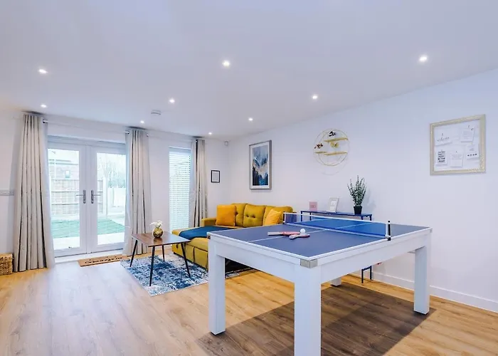 Modern 3-Bed Home In Salford, Pool, Ping Pong Table, Free Parking, Sleeps 7