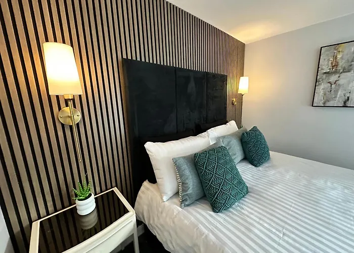 Waterside Mufc & Trafford Centre Townhouse 4 Bedroom Free Parking