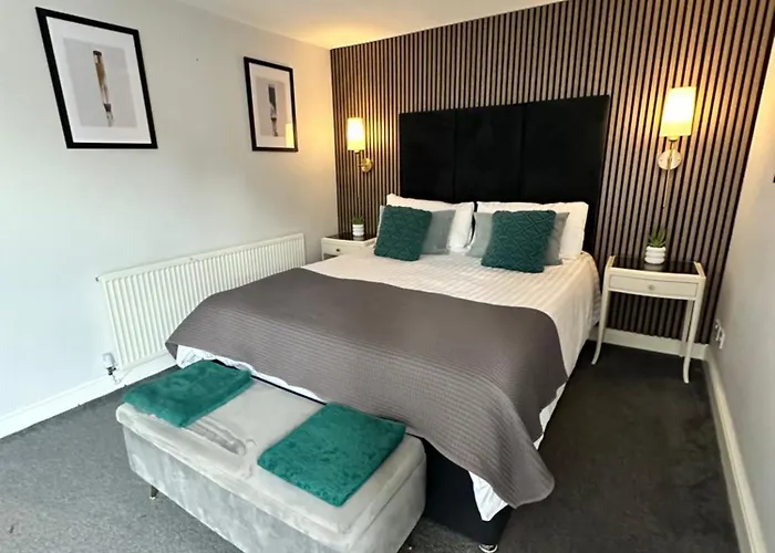 Stylish 4Br Townhouse On Stretford Marina - Waterside Stay In M32