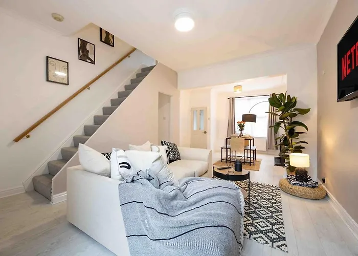 Spacious & Cozy Home In Salford