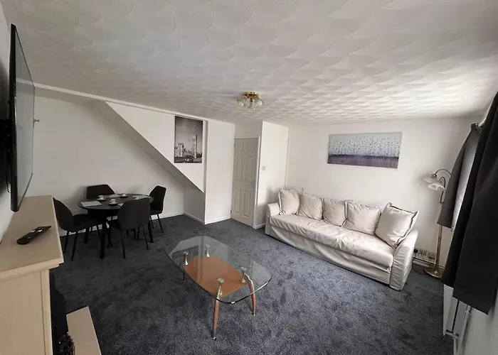 3-Bed City Retreat - Sleeps 7 Garden & Parking