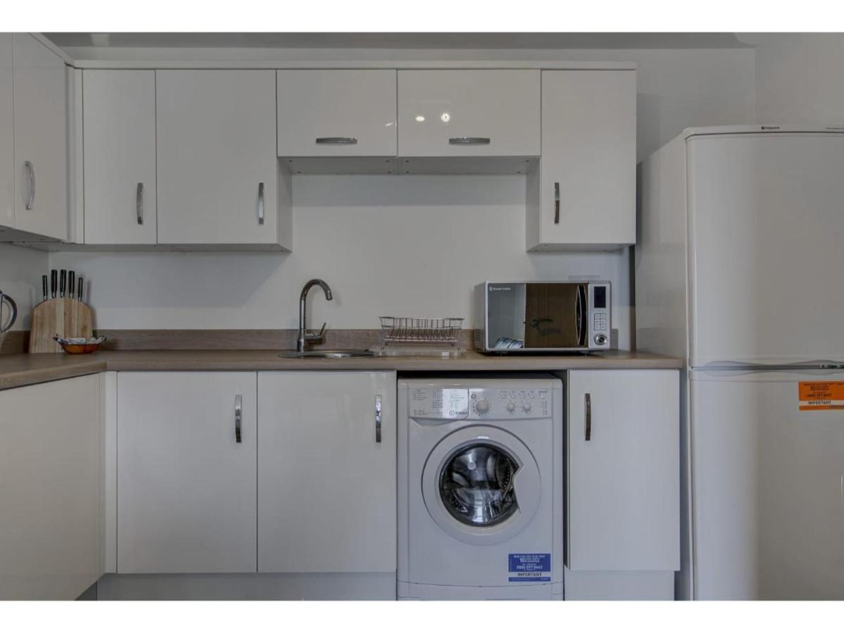 Large, Spacious And Modern Apt For 4 In Apartment *
