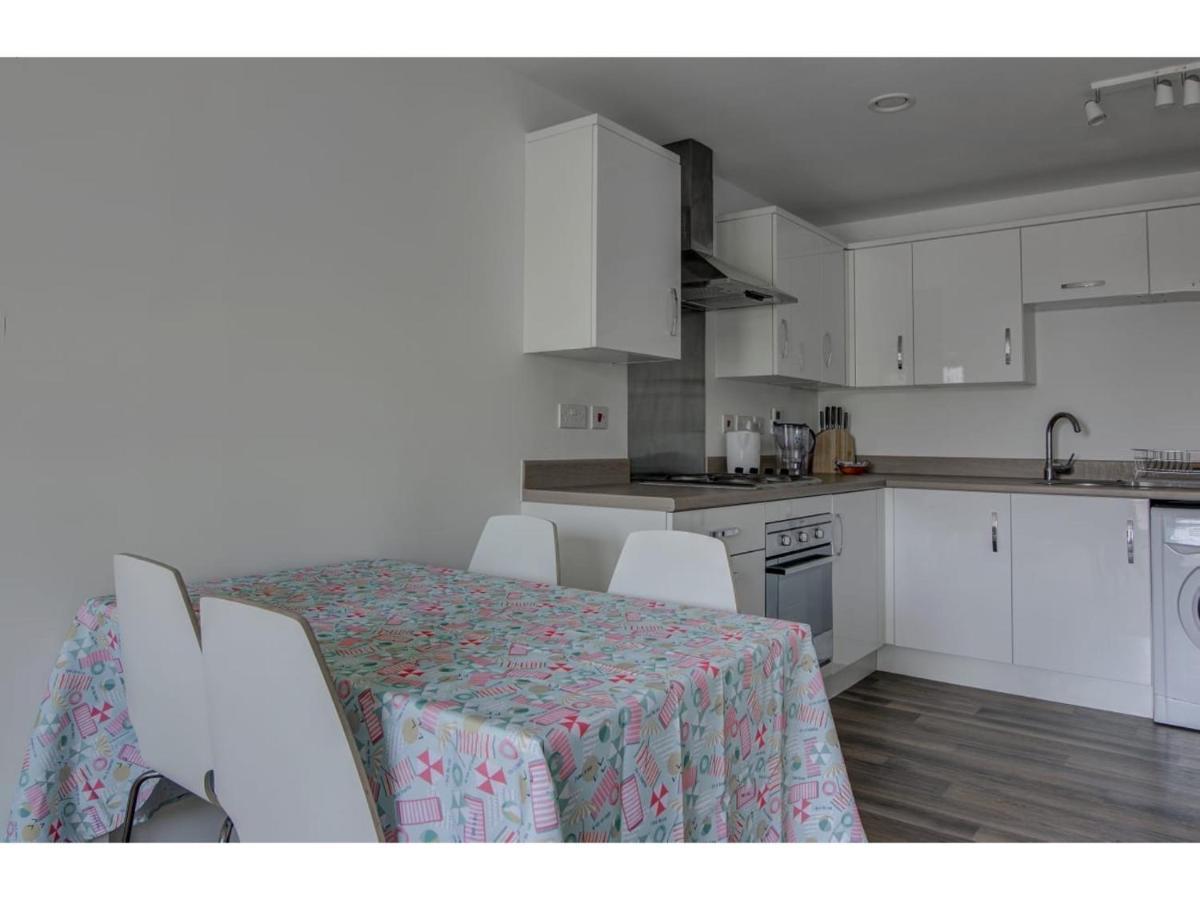 Large, Spacious And Modern Apt For 4 In * Manchester
