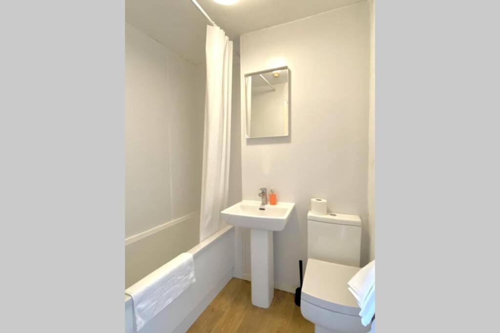 With Great Transport Links To Centre Apartment *