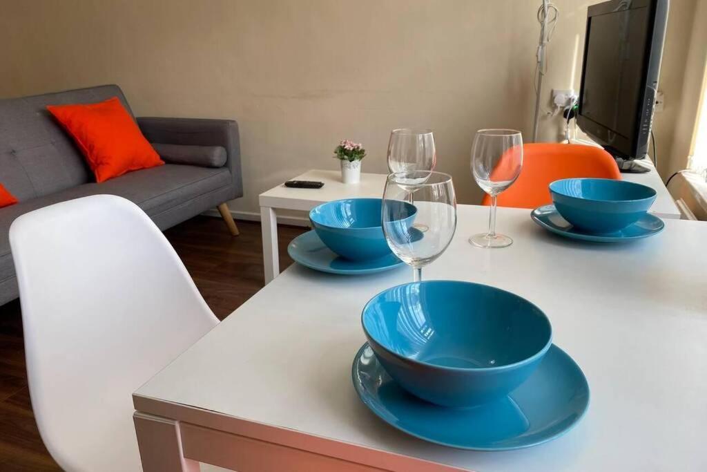 With Great Transport Links To Centre Apartment *