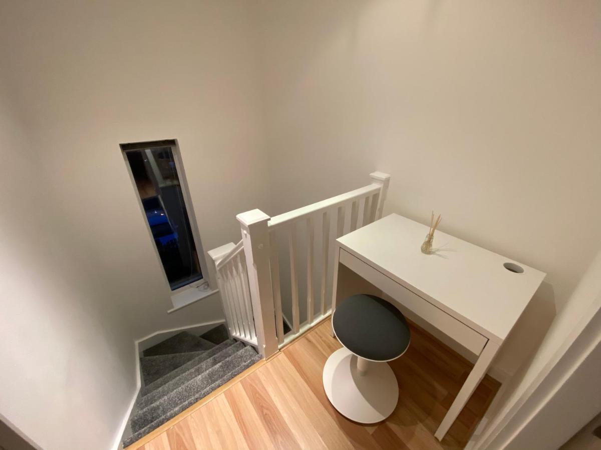 Large 5-bed Centre Townhouse With Secure Parking Manchester