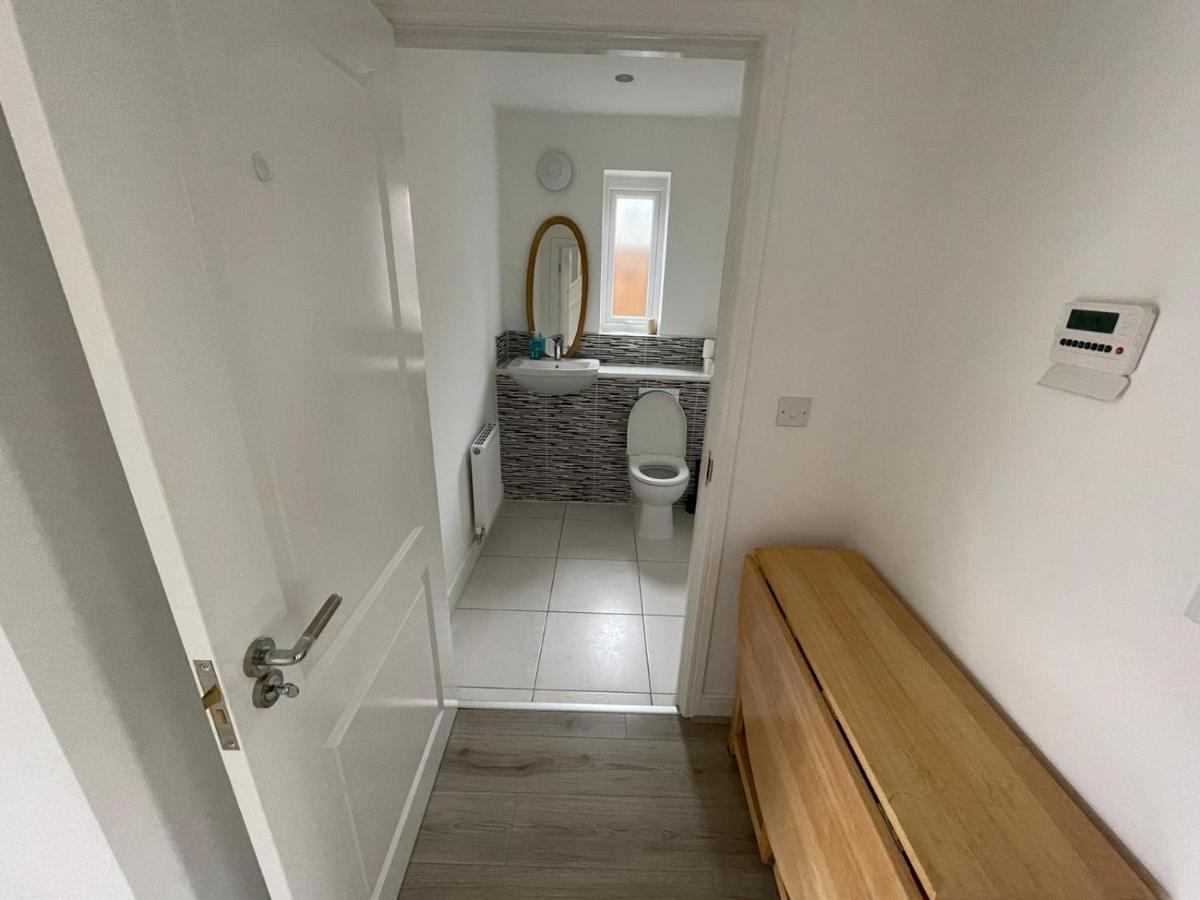 Large Spacious With Massive Bed And Free Wifi Guest house Manchester