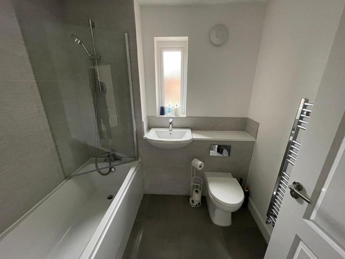 Guest house Large Spacious With Massive Bed And Free Wifi Manchester