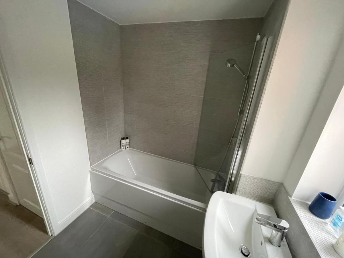 Large Spacious With Massive Bed And Free Wifi Manchester