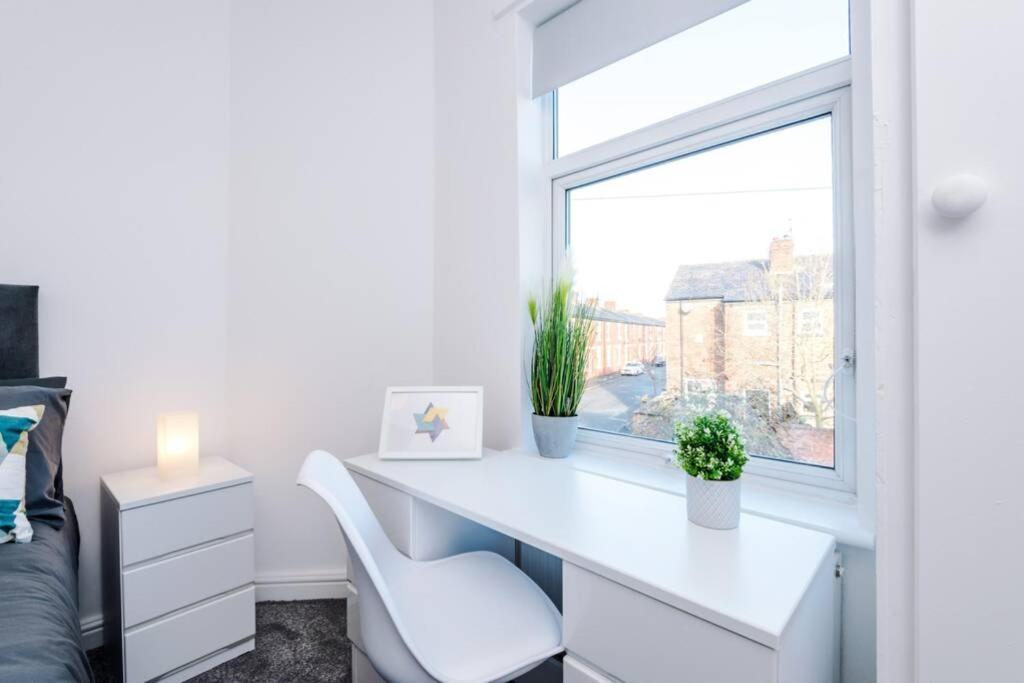 Holiday home Stunning Refurbished House - Free Wifi - Sleeps 5