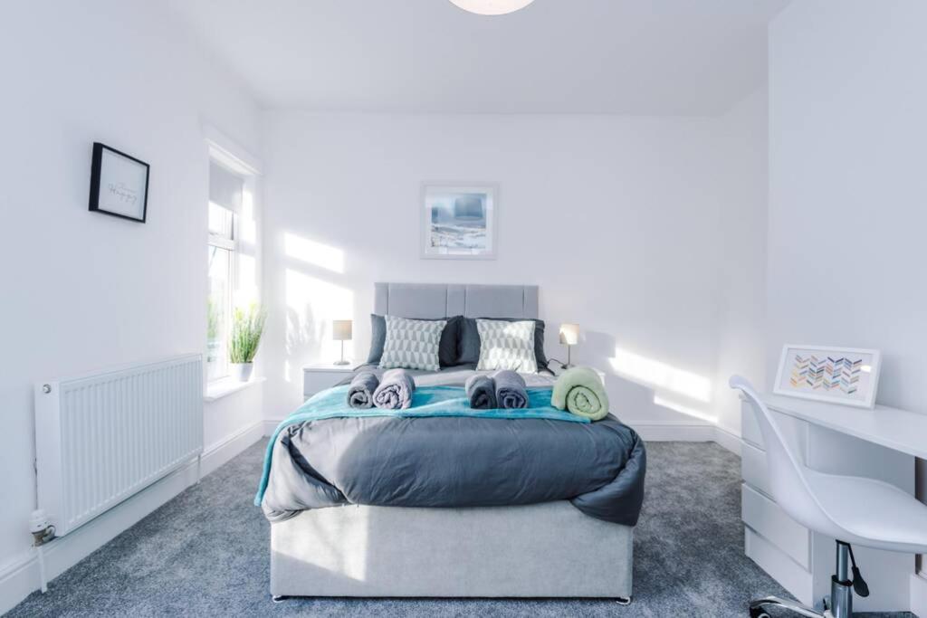 Stunning Refurbished House - Free Wifi - Sleeps 5 * Manchester