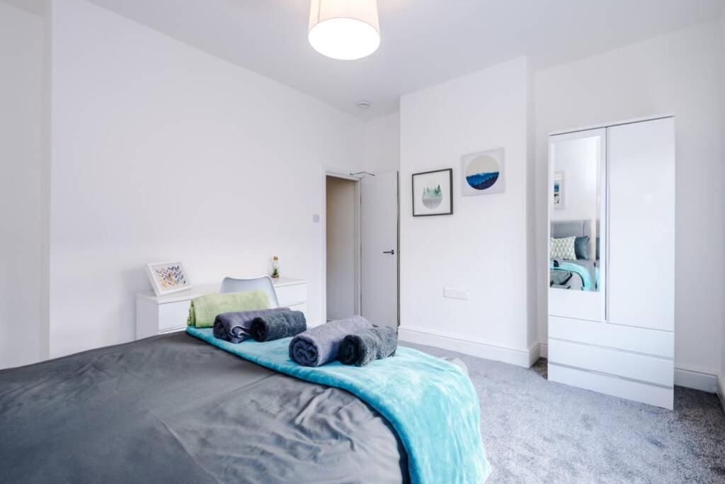 Stunning Refurbished House - Free Wifi - Sleeps 5 Manchester