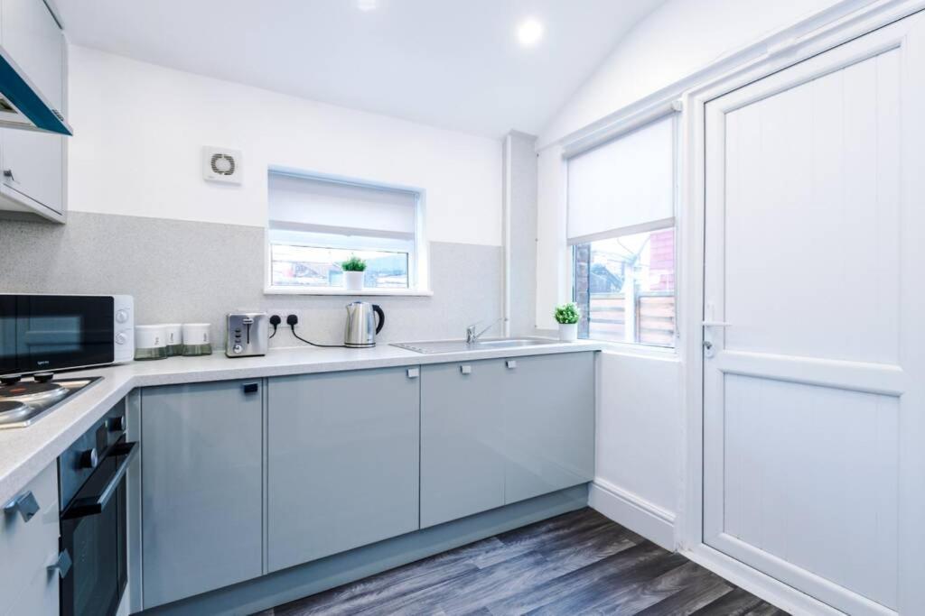 Stunning Refurbished House - Free Wifi - Sleeps 5 *