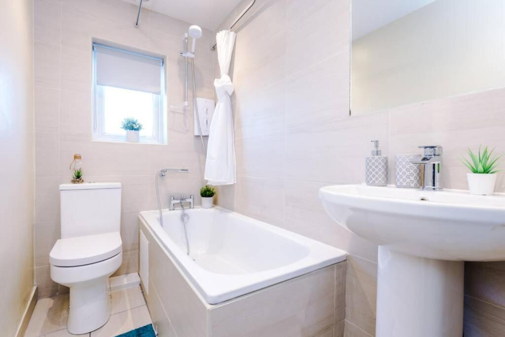 Stunning Refurbished House - Free Wifi - Sleeps 5
