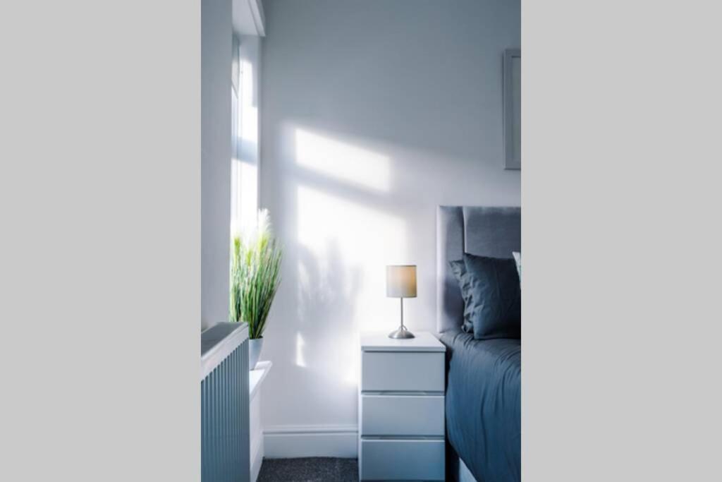 Stunning Refurbished House - Free Wifi - Sleeps 5