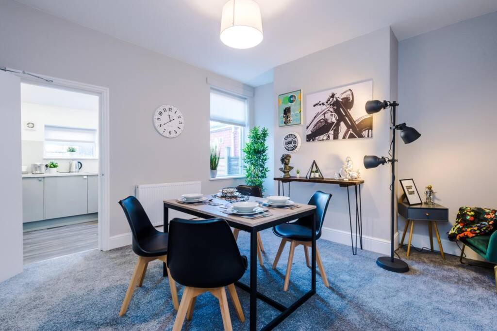 Stunning Refurbished House - Free Wifi - Sleeps 5 Manchester
