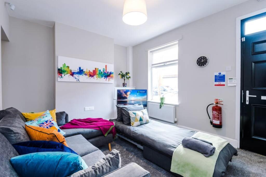 Stunning Refurbished House - Free Wifi - Sleeps 5 Holiday home *