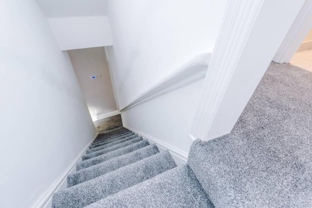 Holiday home Stunning Refurbished House - Free Wifi - Sleeps 5 *