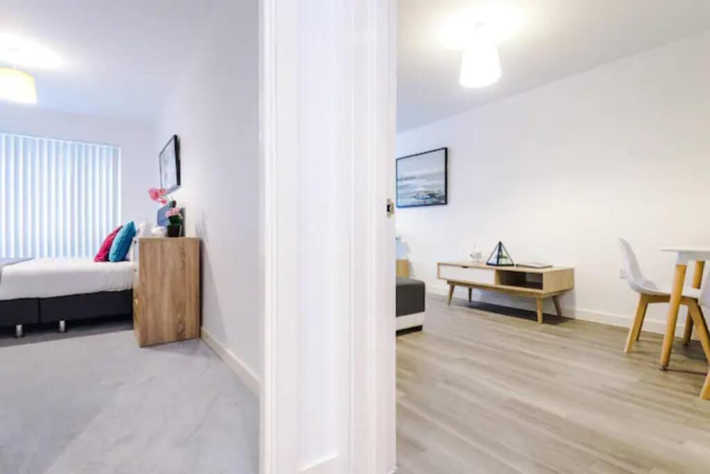 The Halo 2 Bedroom Apartment- Hosted By Mcr Dens Apartment *