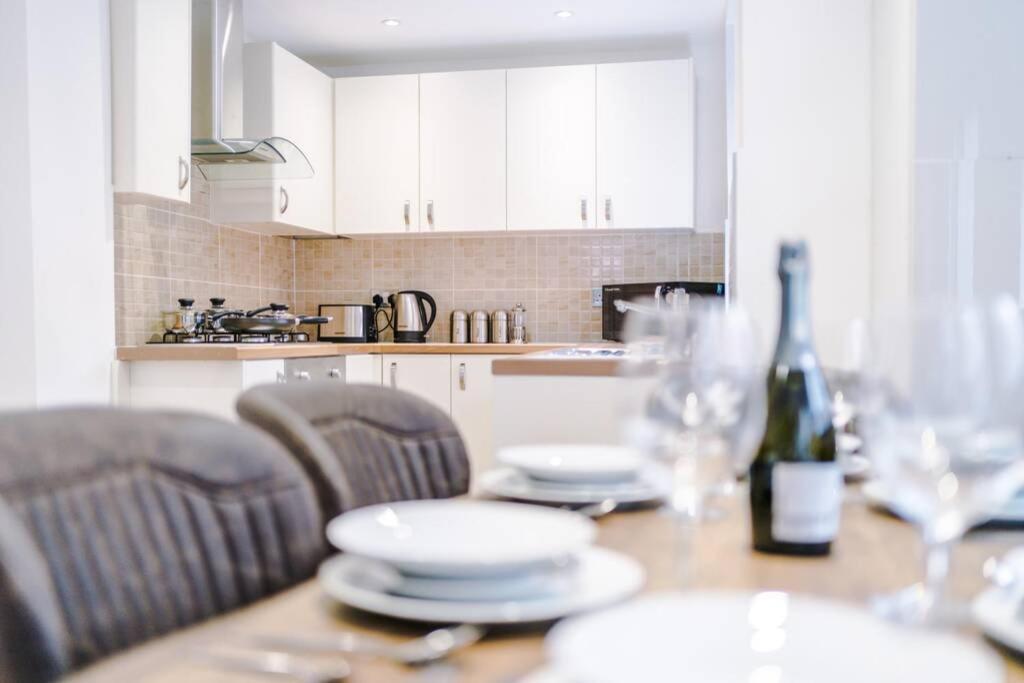 Kharma House - 5 Bed Sleeps 9 Apartment