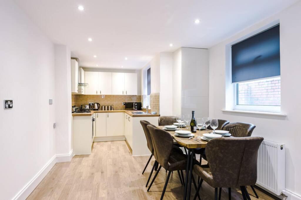 Kharma House - 5 Bed Sleeps 9 * Manchester