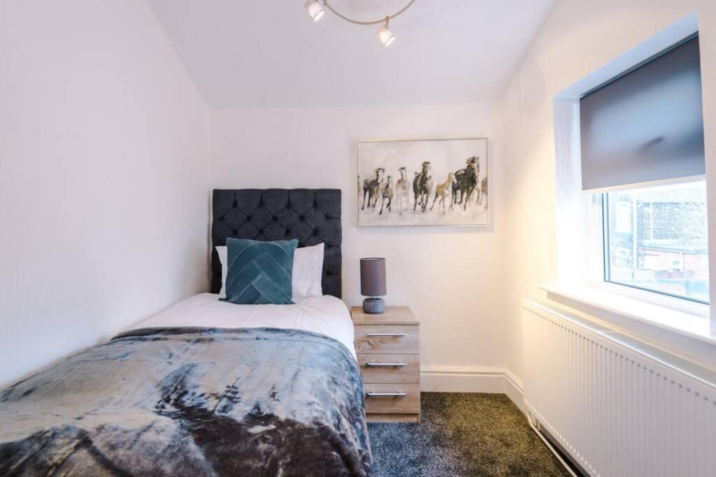 Apartment Kharma House - 5 Bed Sleeps 9 Manchester