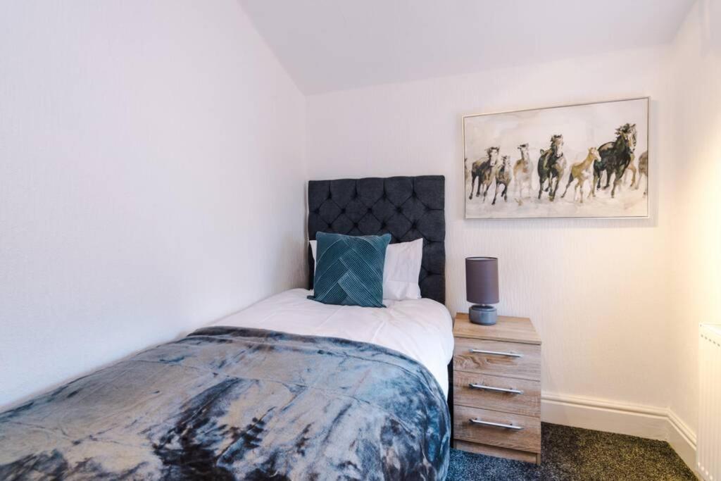 Kharma House - 5 Bed Sleeps 9 * Manchester