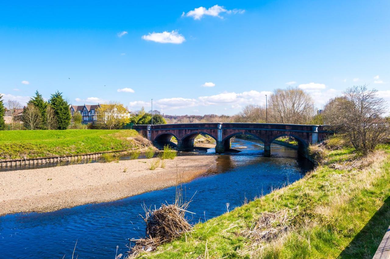 Vidale Court, 3 Bedroom House With River Irwell View, Sleeps 6 * Manchester
