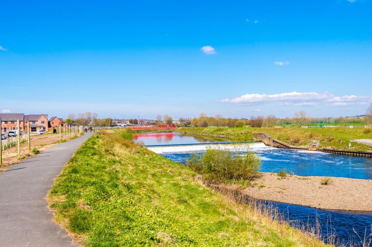 Vidale Court, 3 Bedroom House With River Irwell View, Sleeps 6 *