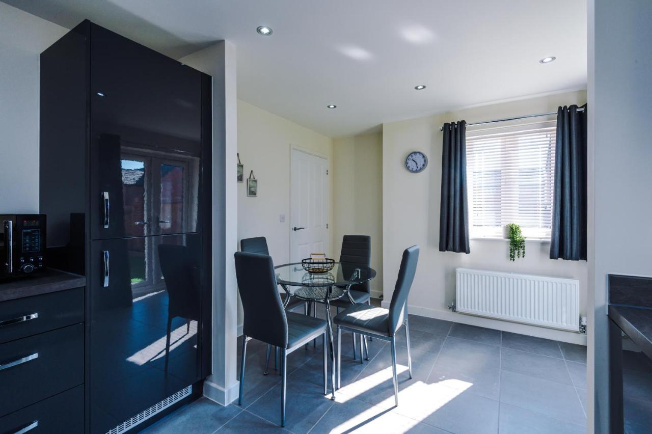 Vidale Court, 3 Bedroom House With River Irwell View, Sleeps 6 * Manchester