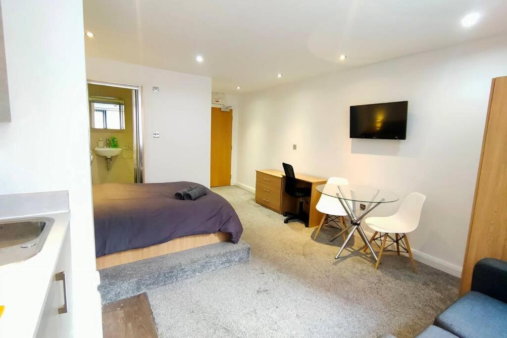 Modern Centre Residential Studio Apartment *