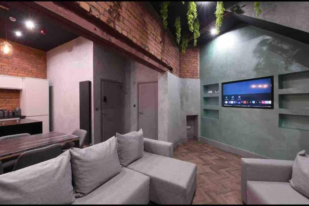 Casa Jungle Slps 20 Mcr Centre Hot Tub, Bar And Cinema Leisure * Manchester